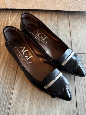AGL Bar Kilt Black Patent Leather Pointed-Toe 1” Heel